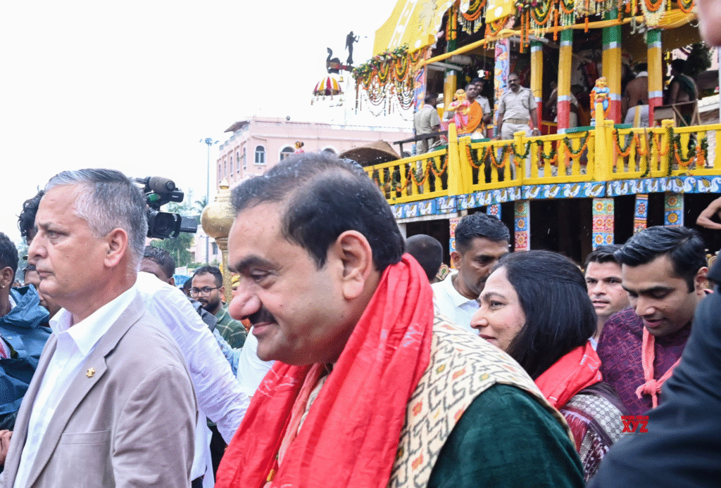 जगन्नाथ पुरी की रथयात्रा में गौतम अडानी