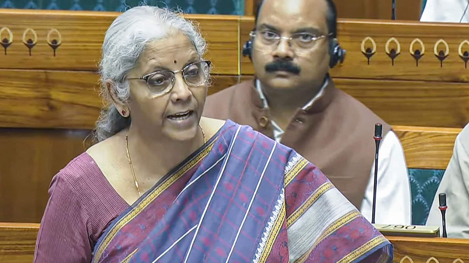 जीएसटी की बैठक में बड़ा फैसला: अब होंगे सिर्फ दो टैक्स स्लैब – 5% और 18% – PM मोदी ने दिया बड़ा तोहफ़ा!