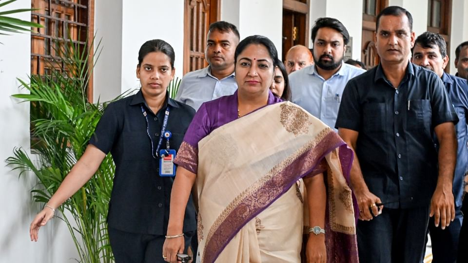 दिल्ली में जनसुनवाई के दौरान बड़ा हमला