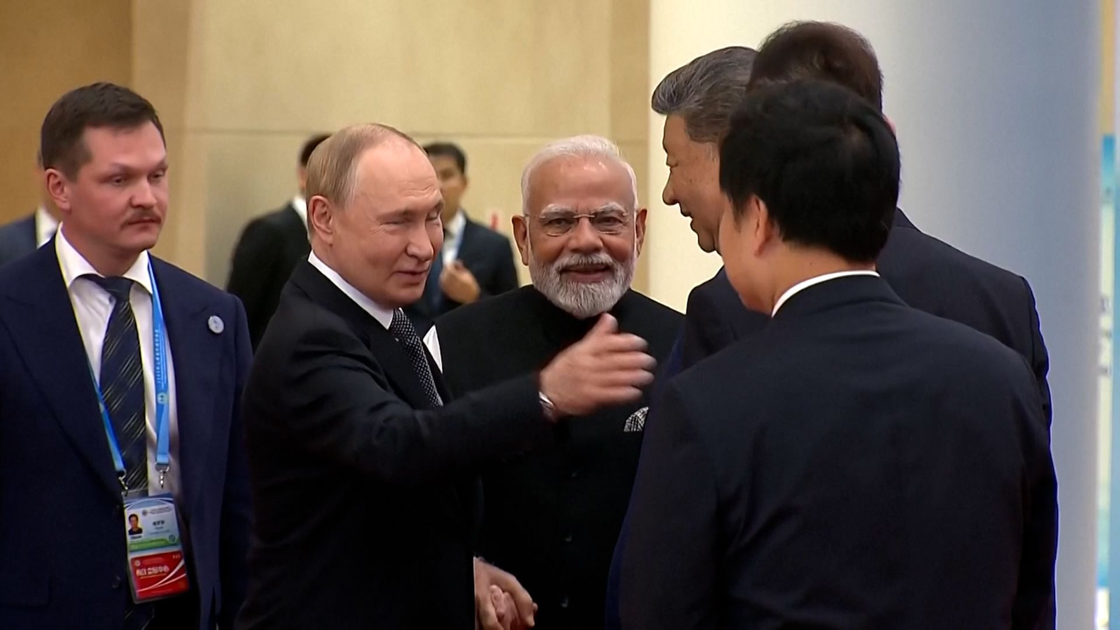 पुतिन मोदी का आलिंगन, जिनपिंग संग तालमेल